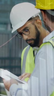 İnşaat alanında konuşan erkek mimarların istatistiklerinin incelenmesi. iş, geliştirme ve üretkenlik kavramı dijital olarak oluşturulmuş video.