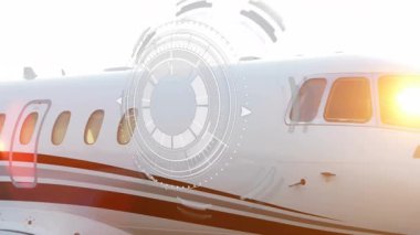Güneş ışığı altında özel jet dış yüzeyinde fütüristik dijital arayüz animasyonu. Teknoloji, yenilik, gelecek, lüks, havacılık