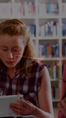 Sınıfta dizüstü bilgisayar kullanan erkek öğretmen ve öğrencilerin matematik denklemlerinin animasyonu. eğitim, öğrenme ve teknoloji konsepti dijital olarak oluşturulmuş video.