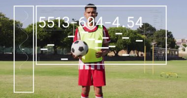 Futbolcu sahada sayısal veri animasyonuyla topu tutuyor. atlet, spor, teknoloji, analiz, dijital, istatistik