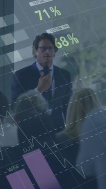 İş adamlarının konferansta el çırpması üzerine istatistiksel işlemlerin animasyonu. küresel iş, veri işleme ve dijital arayüz kavramı dijital olarak oluşturulmuş video.