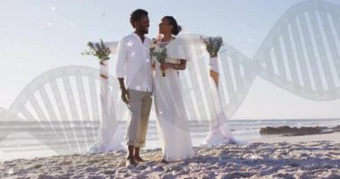 Sahilde, DNA iplikçikli, düğün kıyafetli bir çift. romantizm, genetik, evlilik, biyoteknoloji