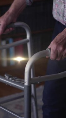 Işık animasyonu, orta kesimde yürüyen iskelet kullanan yaşlı beyaz kadın üzerinde hareket ediyor. emeklilik, ev hayatı ve umut kavramı dijital olarak oluşturulmuş animasyon.