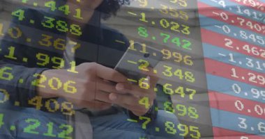 Açık havada akıllı telefon kullanmak, borsa veri animasyonunu ekranda görmek. Teknoloji, finans, yatırım, ekonomi, dijital, mobil