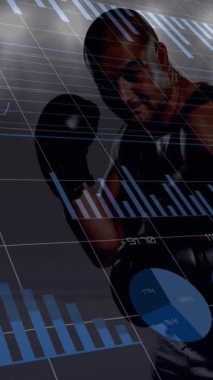 Erkek boksör ve projektörler üzerinde arayüz üzerinde grafik, grafik ve veri işleme animasyonları. spor, rekabet, teknoloji ve dijital arayüz kavramı, dijital olarak oluşturulmuş video.