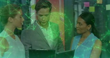 Dijital ağ ile veri paylaşımı, iş ekibinin ofiste işbirliği yapması. Takım çalışması, işbirliği, teknoloji, konferans, şirket, strateji