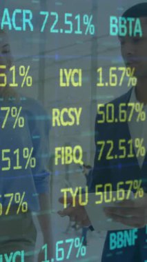 İş adamları üzerinde finansal veri işleme animasyonu. küresel iş, veri işleme ve dijital arayüz kavramı dijital olarak oluşturulmuş video.