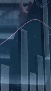 İş adamları üzerindeki istatistiklerin canlandırılması. küresel iş, veri işleme ve dijital arayüz kavramı dijital olarak oluşturulmuş video.