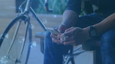 Arkaplanda bisikletin yanında dijital animasyon simgeleri olan akıllı telefon kullanılıyor. Teknoloji, bağlantı, iletişim, yenilik, kentsel, hareketlilik