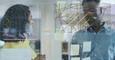 Dijital arayüzle etkileşim, iş adamları verileri ve haritaları inceliyor. Takım çalışması, teknoloji, veri analizi, işbirliği, beyin fırtınası