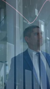 İş adamı istatistiklerinin animasyonu. küresel iş, veri işleme ve dijital arayüz kavramı dijital olarak oluşturulmuş video.