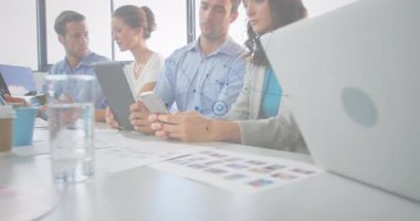 Modern ofiste işbirliği yapan, dijital ağ animasyonu kullanan bir iş adamı. Takım çalışması, teknoloji, yenilik, şirket, ağ oluşturma, işbirliği