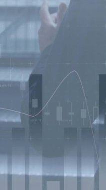 İş adamları ve şehir manzarası üzerindeki istatistiklerin animasyonu. küresel iş, veri işleme ve dijital arayüz kavramı dijital olarak oluşturulmuş video.