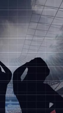 Stadyumdaki spor fanatikleri üzerinde grafik ve veri işleme animasyonları. spor, rekabet, küresel iletişim ve dijital arayüz kavramı, dijital olarak oluşturulmuş video.