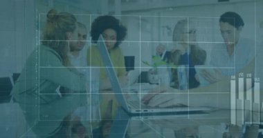 Finansal grafikler ve veri örtüşen animasyonlarla işbirliği yapan iş ekibi. Takım çalışması, işbirliği, finans, analitik, strateji, veri güdümlü