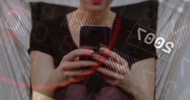 Dijital veri animasyonu üzerinden elinde sayılarla gülümseyen kişi. Teknoloji, akıllı telefon, iletişim, analitik, bağlantı, yenilik