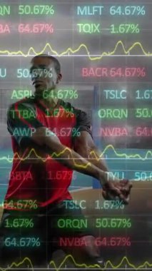 Spor stadyumunda, erkek voleybol oyuncusu üzerinden veri işleme animasyonu. spor, rekabet, küresel iletişim ve dijital arayüz kavramı, dijital olarak oluşturulmuş video.