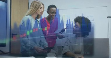 Finansal veriler ve borsa grafik animasyonu üzerinde işbirliği yapan iş kadınları. İşbirliği, finans, takım çalışması, strateji, yatırım, analiz