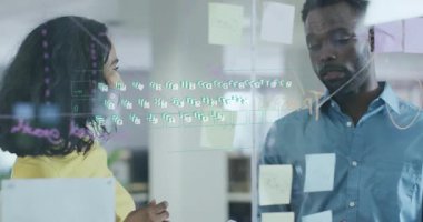 Ofiste iş birliği yapıyor, çeşitli profesyoneller cam panoda animasyon kullanıyor. Takım çalışması, beyin fırtınası, yenilik, yaratıcılık, teknoloji, iş