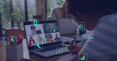 Okulda, insanlar sanal toplantı sırasında çevresel ikonların animasyonunu izliyorlar. Sürdürülebilirlik, konferans, dijital toplantı, çevre dostu, eğitim, iletişim