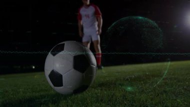 Futbolcu çim sahası üzerinden dijital veri animasyonuyla topa yaklaşıyor. teknoloji, yenilik, atlet, spor, oyun, yarışma