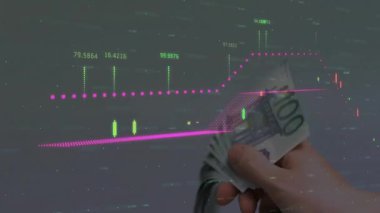 Finansal veriler ve dünya haritası animasyonları üzerinde el ele tutuşma. Finans, yatırım, küreselleşme, ekonomi, ticaret, döviz kuru