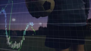 Borsa grafiğini futbol topuyla kaplayan finansal büyüme eğilimlerinin animasyonu. Finans, veri, yatırım, analiz, spor, ekonomi