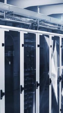 Bilgisayar sunucuları üzerinden bağlantı ağlarının animasyonu. küresel teknoloji, veri işleme ve dijital arayüz kavramı dijital olarak oluşturulmuş video.