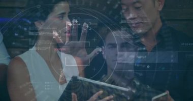 Okulda çocuklar gelecekteki dokunmatik ekran arayüzünde animasyonla etkileşime giriyorlar. Teknoloji, eğitim, etkileşimli, yenilik, dijital, öğrenim