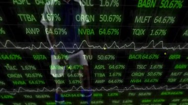 Yeşil alan arka planında futbol topu üzerinden borsa veri animasyonu. Yatırım, finans, spor, teknoloji, ticaret, analiz