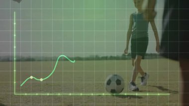 Çimenli alanda futbol oynayan birinin grafik çizgisi animasyonu. Spor, atlet, tekme, hareket, istatistik, performans