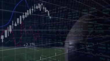 Finansal grafiklerle sahadaki futbolcunun animasyonu. Spor, finans, yatırım, veri, analitik, istatistik