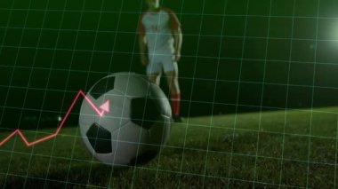Futbolcu yeşil alanda finansal grafik animasyonuyla topa vuruyor. Spor, finans, veri, strateji, performans, analitik