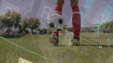 Dijital veri işleme animasyonu ile sahada futbol oyuncusu. Spor, atlet, teknoloji, analiz, rekabet, performans