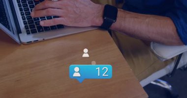 Eller dizüstü bilgisayarda 47 beğeni olduğunu gösteren sosyal medya bilgilendirme animasyonuyla yazıyor. Teknoloji, aygıt, ağ, iletişim, dijital, çevrimiçi