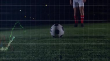 Topa yaklaşıyoruz, veri grafiği animasyonu olan futbolcu sahada. Futbol, atlet, spor, strateji, performans, teknoloji