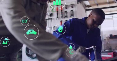 Okulun garajında, mekanikler teknoloji entegrasyonu ve animasyon örtüleri üzerinde çalışıyorlar. Otomotiv, yenilik, dijital, onarım, atölye, fütüristik