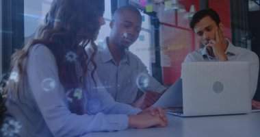 Dijital veri işleme animasyon örtüsüyle ofiste işbirliği yapan iş ekibi. İşbirliği, takım çalışması, dijital dönüşüm, yenilik, teknoloji, veri analizi