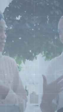 İş kadınlarının istatistiksel işlemlerinin animasyonu. küresel iş, veri işleme ve dijital arayüz kavramı dijital olarak oluşturulmuş video.