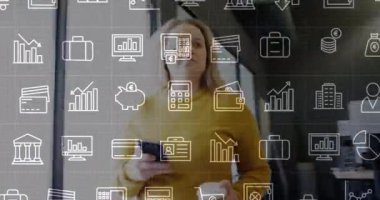 Finansal veri animasyonu için akıllı telefon kullanmak, modern ofisteki iş kadını. Teknoloji, analitik, finans, profesyonel, ekonomi