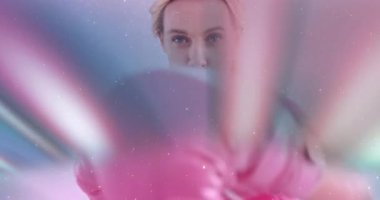 Pembe gömlek giyiyor, renkli, bulanık hareket etkisine sahip animasyon yaratıyor. dijital sanat, yaratıcılık, tasarım, hareket grafikleri, teknoloji, düzenleme