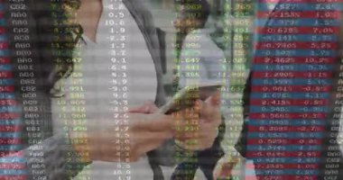 Akıllı telefon kullanarak, hisse senedi piyasasındaki finansal verilerin animasyonunu yapan kişi. Teknoloji, finans, yatırım, analitik, iş, hisse senetleri