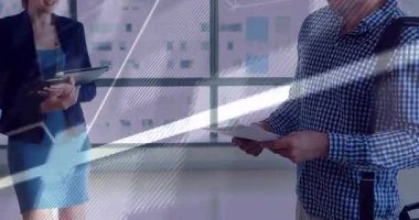 Kodlama animasyon örtüsüyle ofiste tokalaşan iki kişi. İş, teknoloji, programlama, ortaklık, yenilik, işbirliği