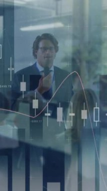 İş adamlarının konferanstaki istatistiksel işlemlerinin animasyonu. küresel iş, veri işleme ve dijital arayüz kavramı dijital olarak oluşturulmuş video.