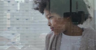 Pencereden dışarı bakınca, şehrin yansımasını gören çocuk animasyonla örtüşüyor. Kentsel, fütüristik, hayal gücü, vizyoner, ufuk çizgisi, merak