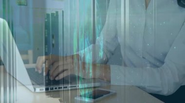 Bilgisayarda dijital veri işleme animasyonuyla çalışan bir kadın. Teknoloji, yenilik, analiz, iş, fütüristik, bilgisayar