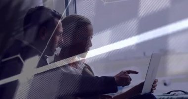 Dizüstü bilgisayarla işbirliği yapan iş adamları kodlama animasyonlarını ofiste üst üste koyuyor. Teknoloji, takım çalışması, yenilik, yazılım, geliştirme, dijital