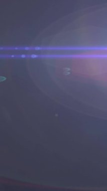 Lens ışığı ve ışık huzmelerinin karanlık arka planda hareket ettiği bir animasyon. hareket, enerji ve ışık, soyut arayüz arkaplan kavramı dijital olarak oluşturulmuş video.