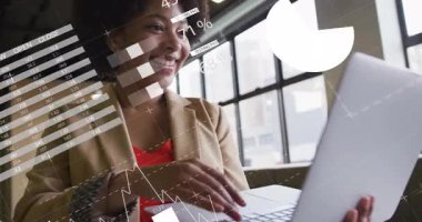 Ofiste, küresel veri tabloları ve grafikleriyle animasyon kullanan bir kadın. Teknoloji, analitik, iş dünyası, bilgisayar, takım çalışması, yenilik