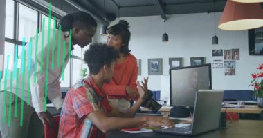 Ofiste işbirliği yapmak, çeşitli ekipler finansal verileri animasyon örtüsüyle analiz etmek. İşbirliği, takım çalışması, iş, finans, analiz, çeşitlilik